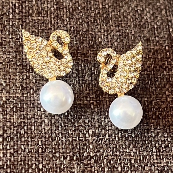 CRYSTAL SWAN EARRINGS WITH DROP PEARL NWOT - Picture 2 of 9